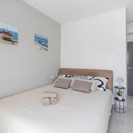 Apartman 2bd Coastal Gem With Pool & Terrace -