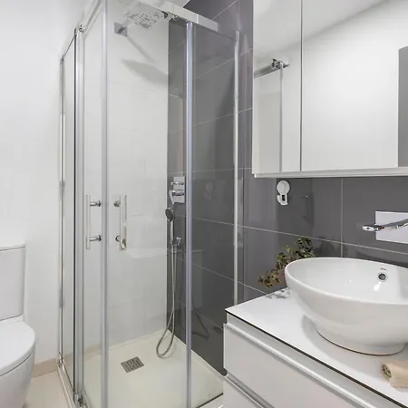 Apartman 2bd Coastal Gem With Pool & Terrace - *
