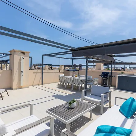 Apartman 2bd Coastal Gem With Pool & Terrace -