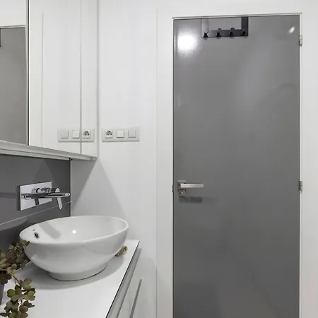 Apartman 2bd Coastal Gem With Pool & Terrace - *