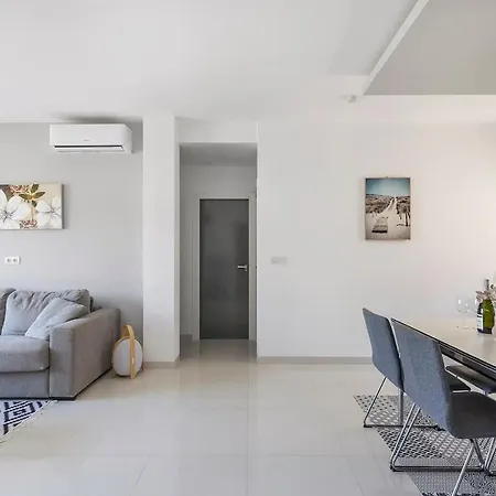 2bd Coastal Gem With Pool & Terrace - Apartman *