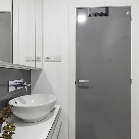 2bd Coastal Gem With Pool & Terrace - 公寓
